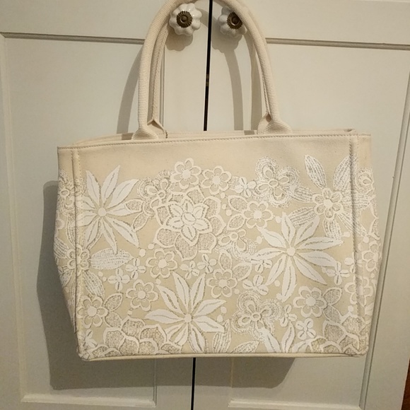 Oscar de la Renta Handbags - 🛍️$10 WHEN BUNDLED 🛍️